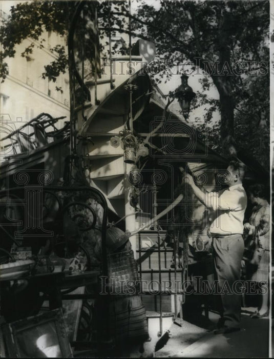 1966 Press Photo A "Brocantuer" with lengthy spiral staircase - Historic Images