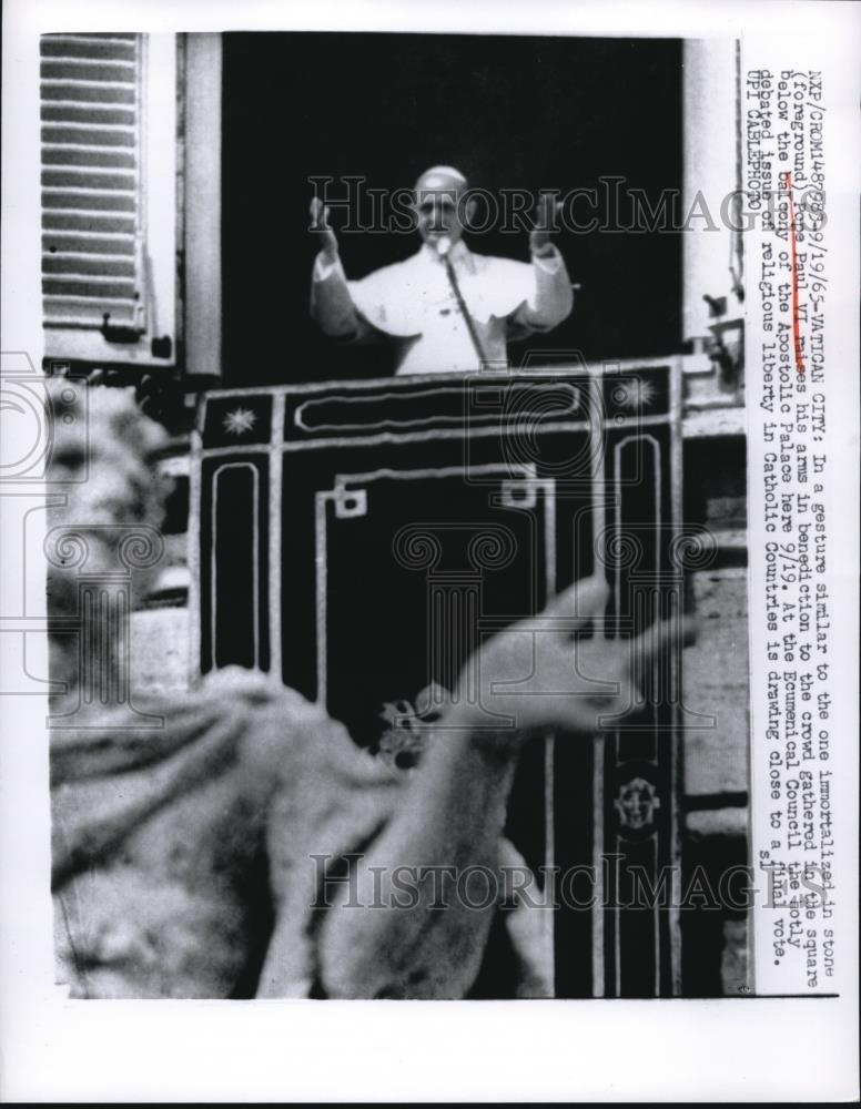 1965 Press Photo Pope Paul VI raises his arms in benediction to the crowd - Historic Images