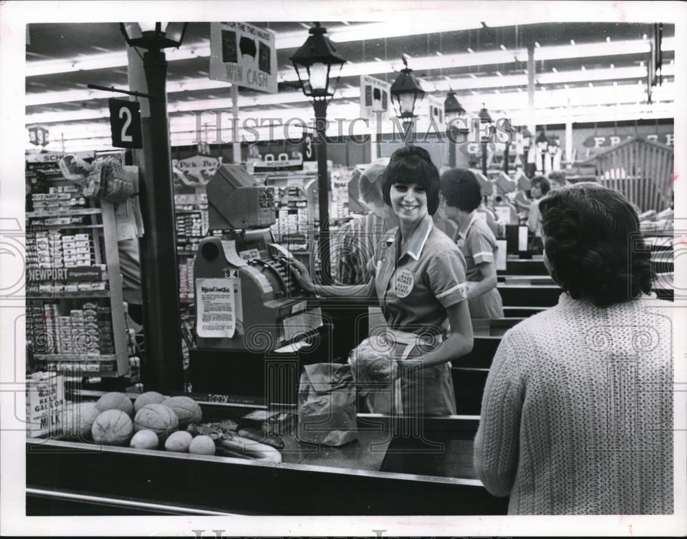 1967 Press Photo Lawren Boros, head cashier at Pick N Pay Midtown Shop - Historic Images