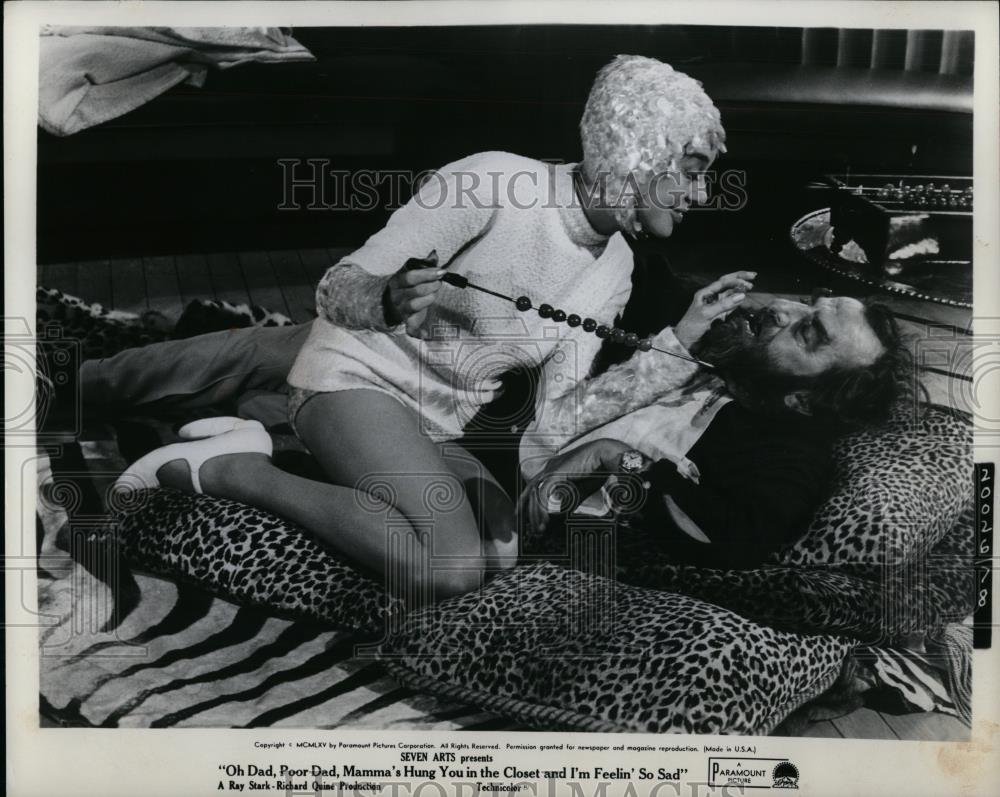 1967 Press Photo Rosalind Russell Hugh Griffith Oh Dad Poor Dad Mama's Hung You - Historic Images