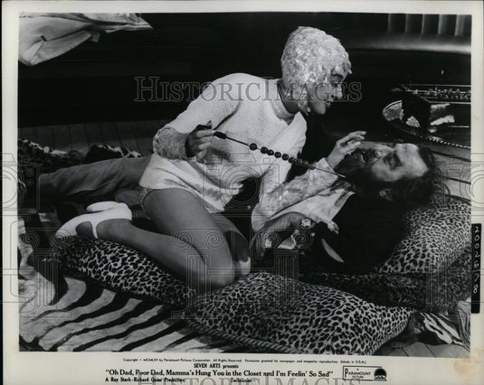 1967 Press Photo Rosalind Russell Hugh Griffith Oh Dad Poor Dad Mama's Hung You - Historic Images