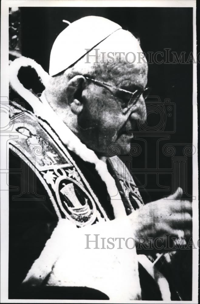 1962 Press Photo Vatican City Pope John XXIII reads a personal message to the - Historic Images