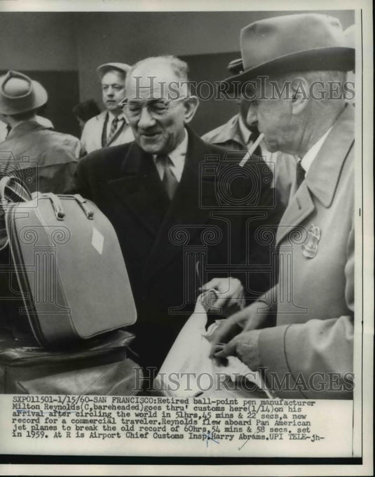1960 Press Photo San Francisco Milton Reynolds at customs with Insp H Abrams - Historic Images