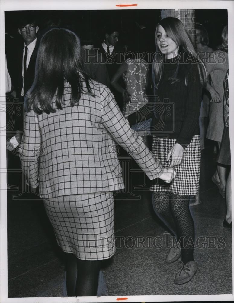 1967 Press Photo Frieda Brunhaolz and Lydia Demsansuk of Parma Sr High - Historic Images