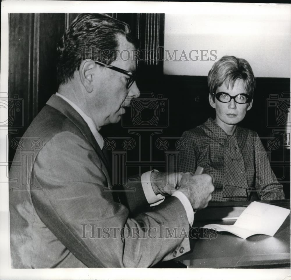 1968 Press Photo Mayor Patricia Sheehan meets Governor Richard Hugos - Historic Images