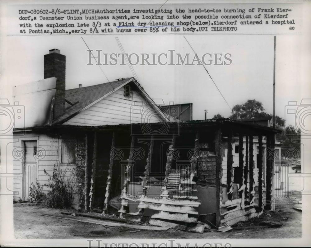 1958 Press Photo Frank Kierdorf head-to-toe burn on Flint clean shop explosion - Historic Images