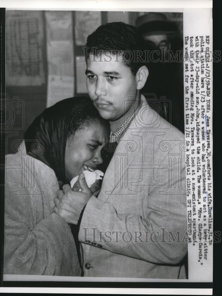 1959 Press Photo Jose Tavarez comfort wife Doraliza as their was child kidnapped - Historic Images