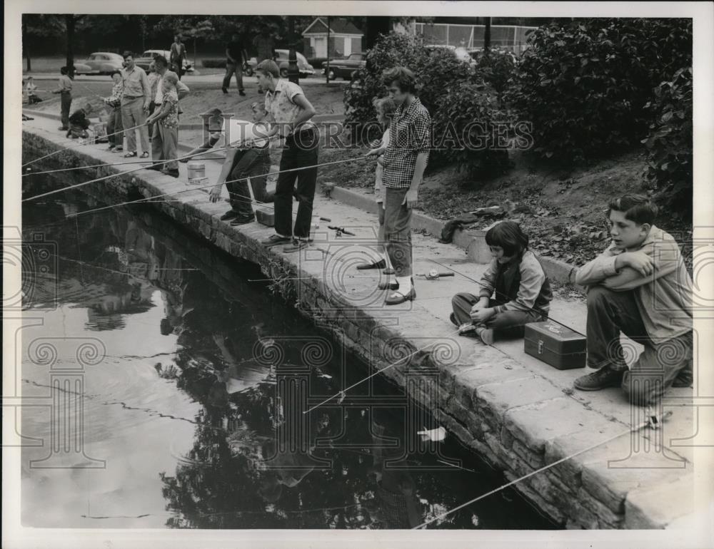 1954 Press Photo Fishing Derby at Rockefeller Pond - Historic Images