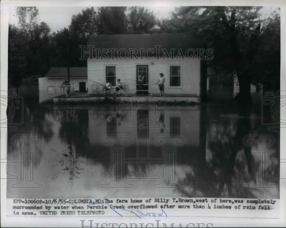 1955 Press Photo Farm Home surrounded by water when Perchie Creek overflowed - Historic Images