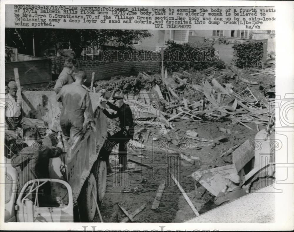 1963 Press Photo Police examines body of Baldwin Hills Flood in Los Angeles - Historic Images