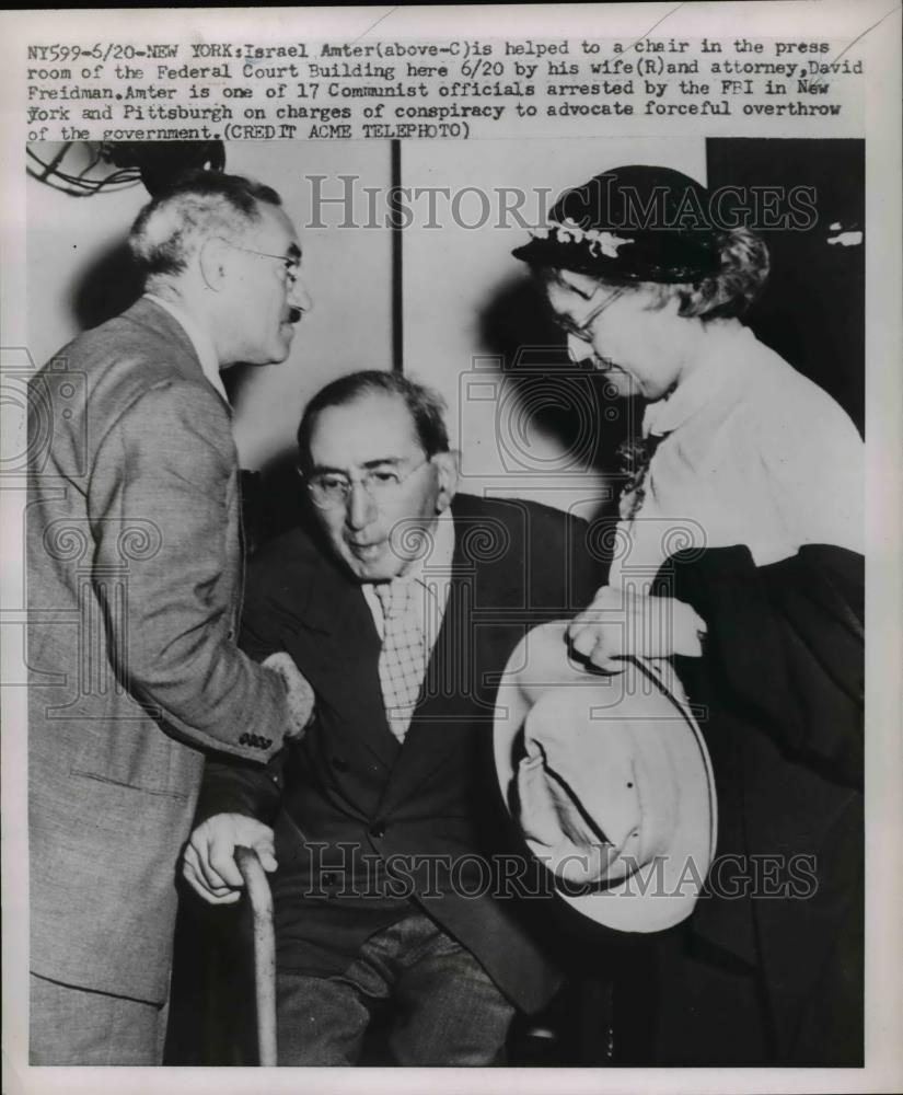 1951 Press Photo Israel Amter helped by wife and attorney, David Freidman - Historic Images