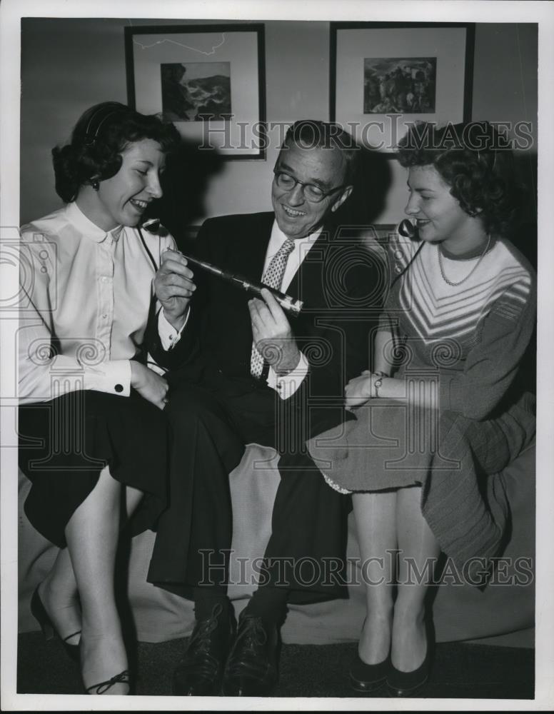 1954 Press Photo of John A. Greene, Marie Walcho, 19, and Alice Griorsky 19. - Historic Images