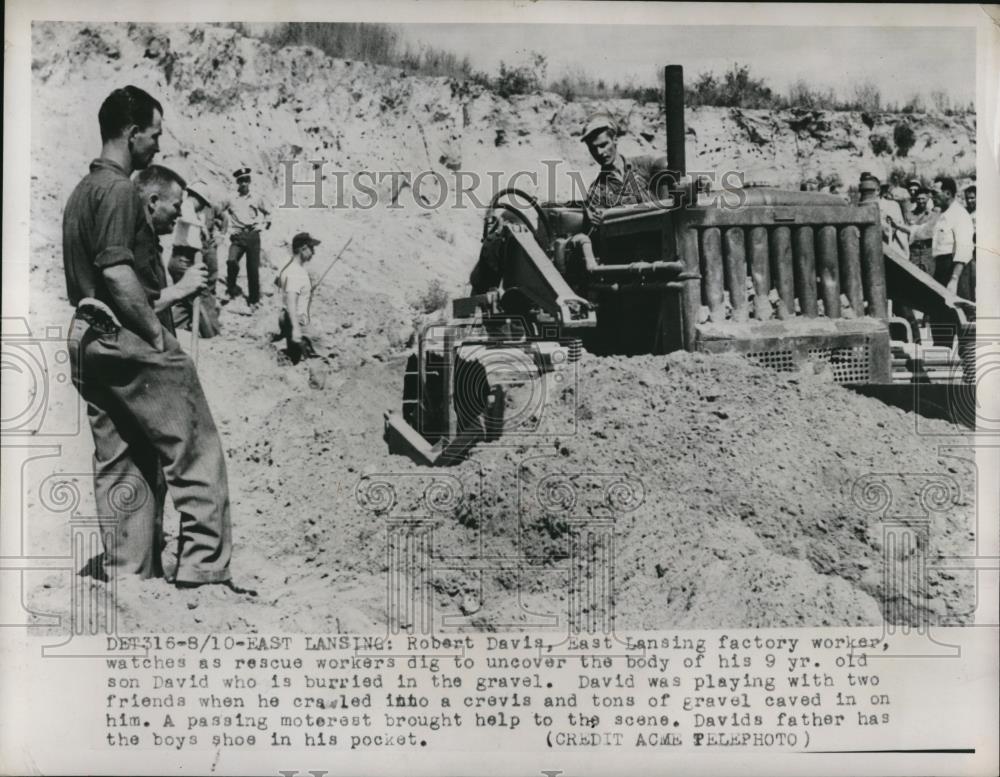 1950 Press Photo East Lansing Mich Robert Davis at site son buried in gravel - Historic Images