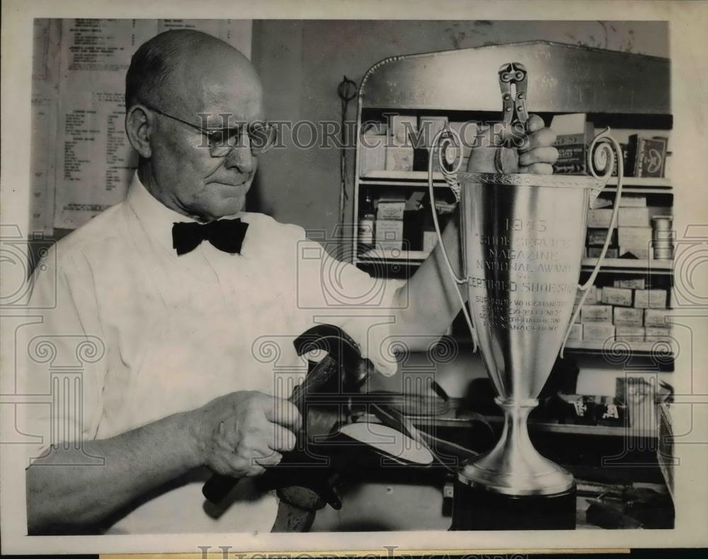 1943 Press Photo National Shoe Finders Association Winner Leon Drzewiecki - Historic Images