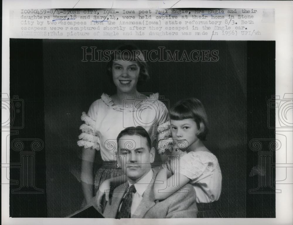 1959 Press Photo Iowa poet Paul Engle, Mrs Engle &amp; daughters Mary &amp; Sara - Historic Images