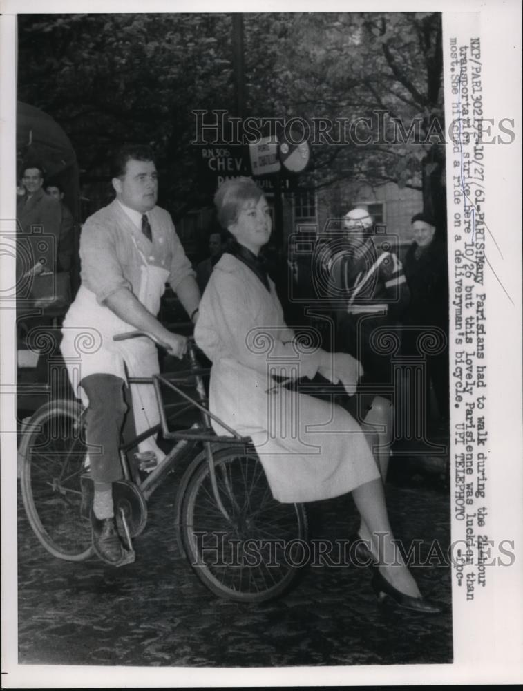 1961 Press Photo Parisians had to walk during transportation strike - Historic Images