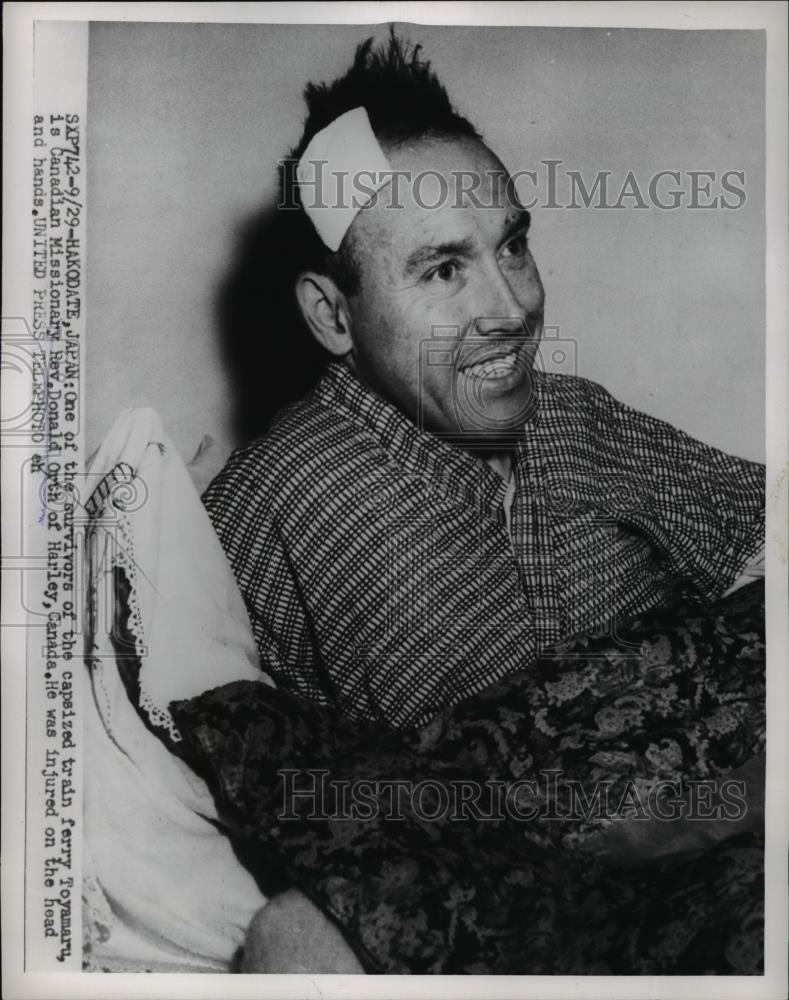 1954 Press Photo Rev. Donald Orth injured on the head and on the hands - Historic Images