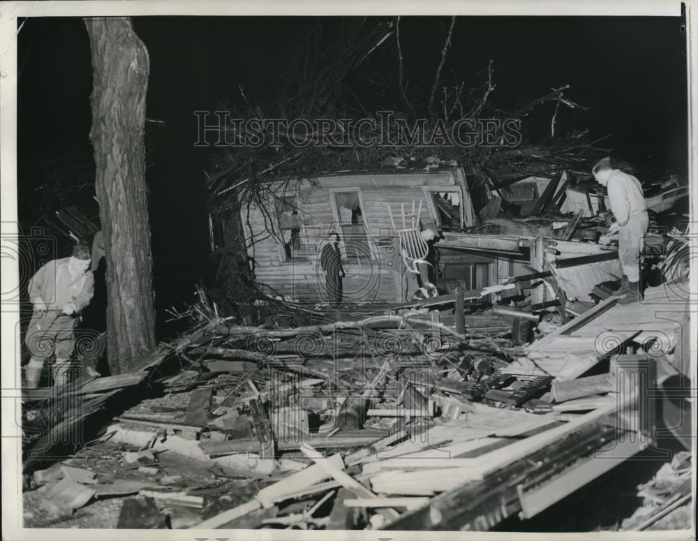 1942 Press Photo Residents of Lacon, Illinois Salvage Good From Tornado - Historic Images