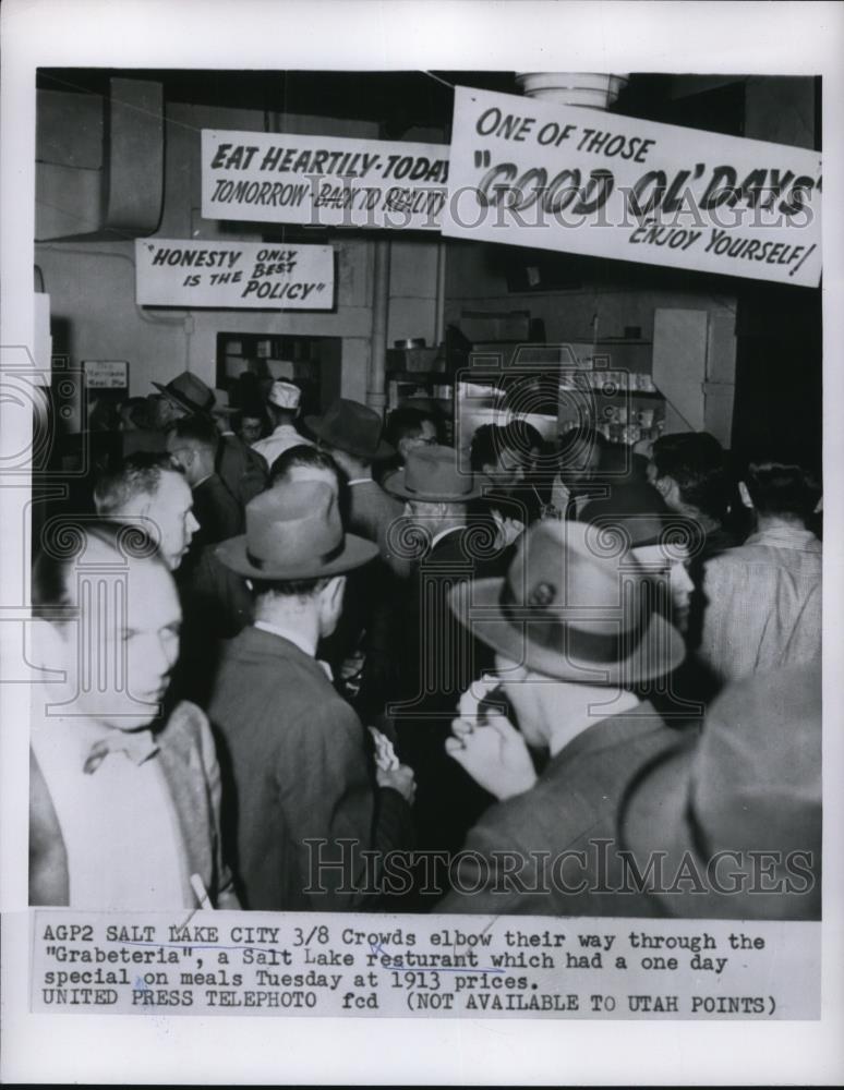 1955 Press Photo Salt Lake City Utah crowds at restaurant sale of cheap meals - Historic Images