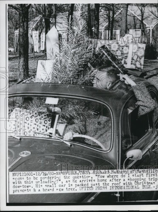 1960 Press Photo Richard Mathery driving autombile stuffed with presents & tree - Historic Images