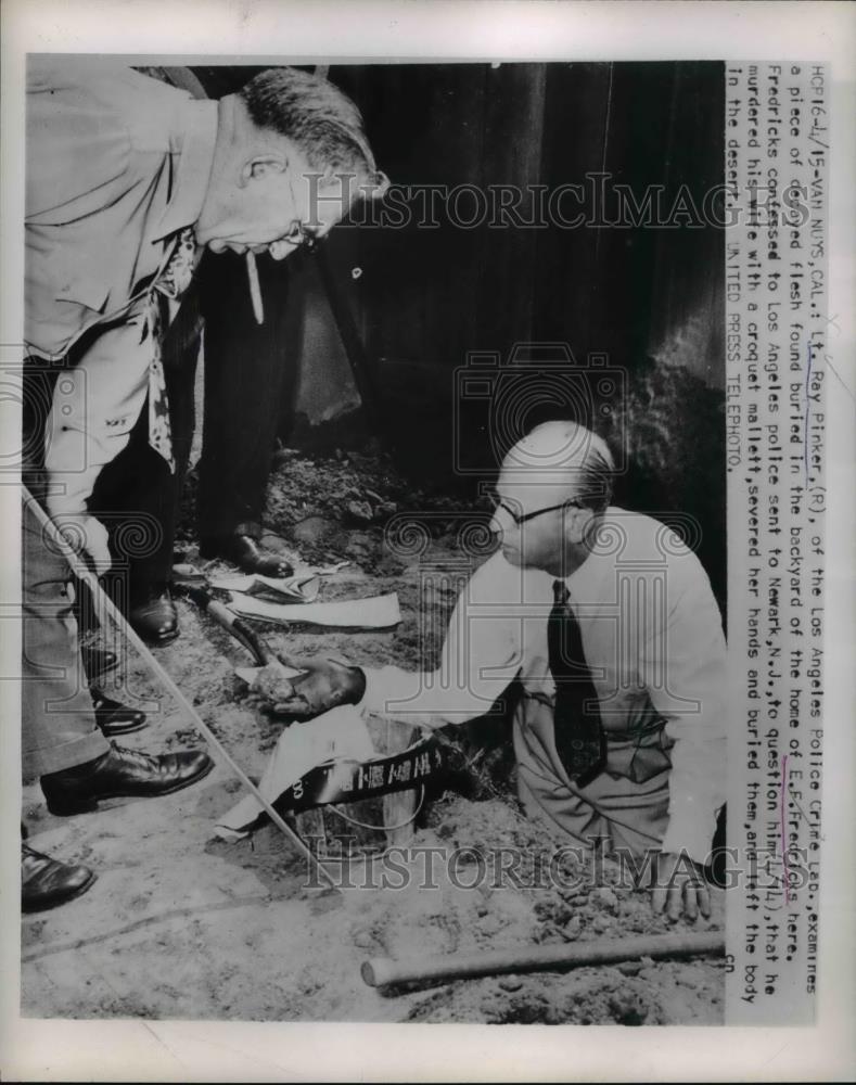 1953 Press Photo Lt. Ray Pinker checks the home of E.F.Fredricks - Historic Images