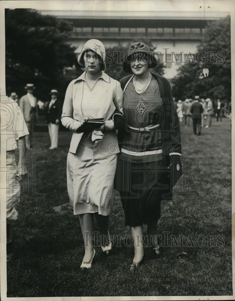1930 Press Photo Socialites Gladys Braham &amp; Mother at Belmont Park Opening - Historic Images