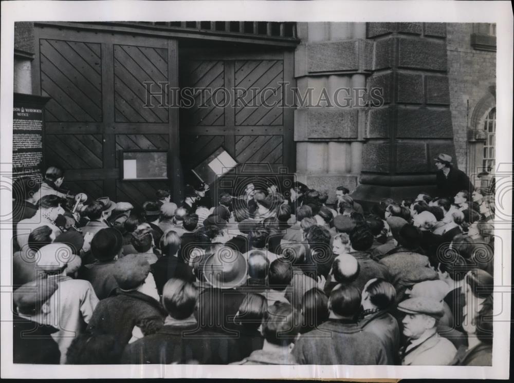 1953 Press Photo London Wandsworth Prison protestors at the gates - Historic Images