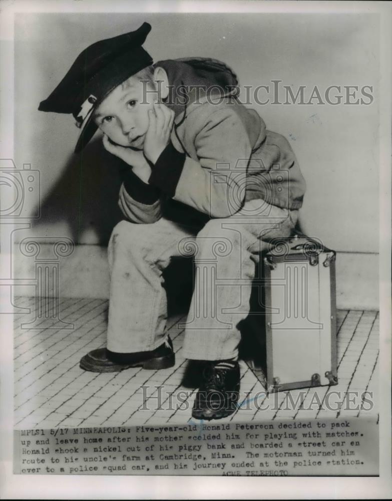 1951 Press Photo Ronald Peterson Leave the House after Mother Scolded Him - Historic Images