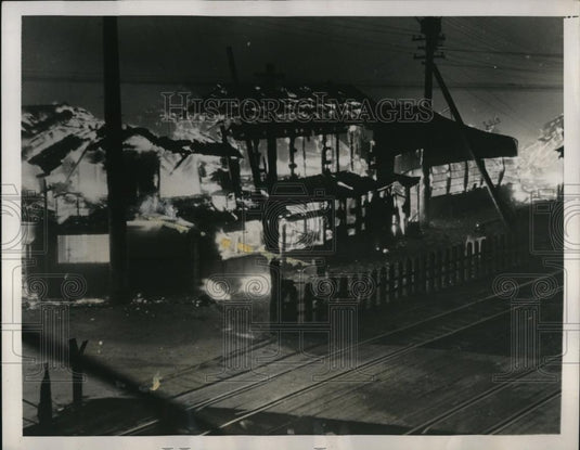 1940 Press Photo Flames sweeping the building's frame in Shizuoka Japan - Historic Images