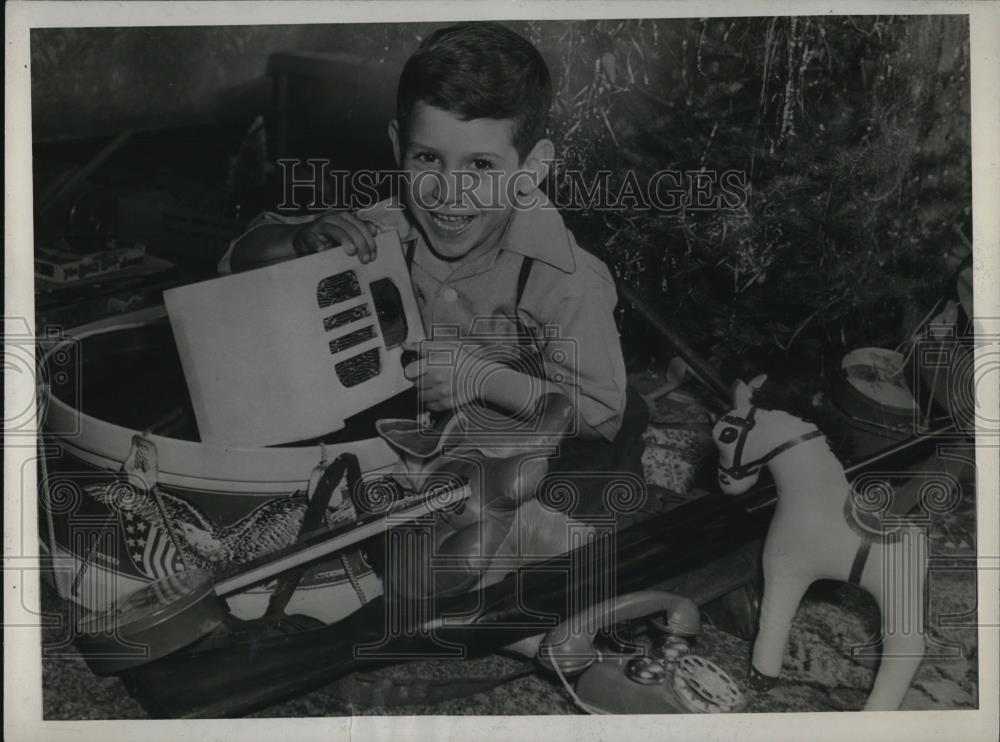 1945 Press Photo Tonatius Vitanza spending his merriest Christmas with his toys - Historic Images