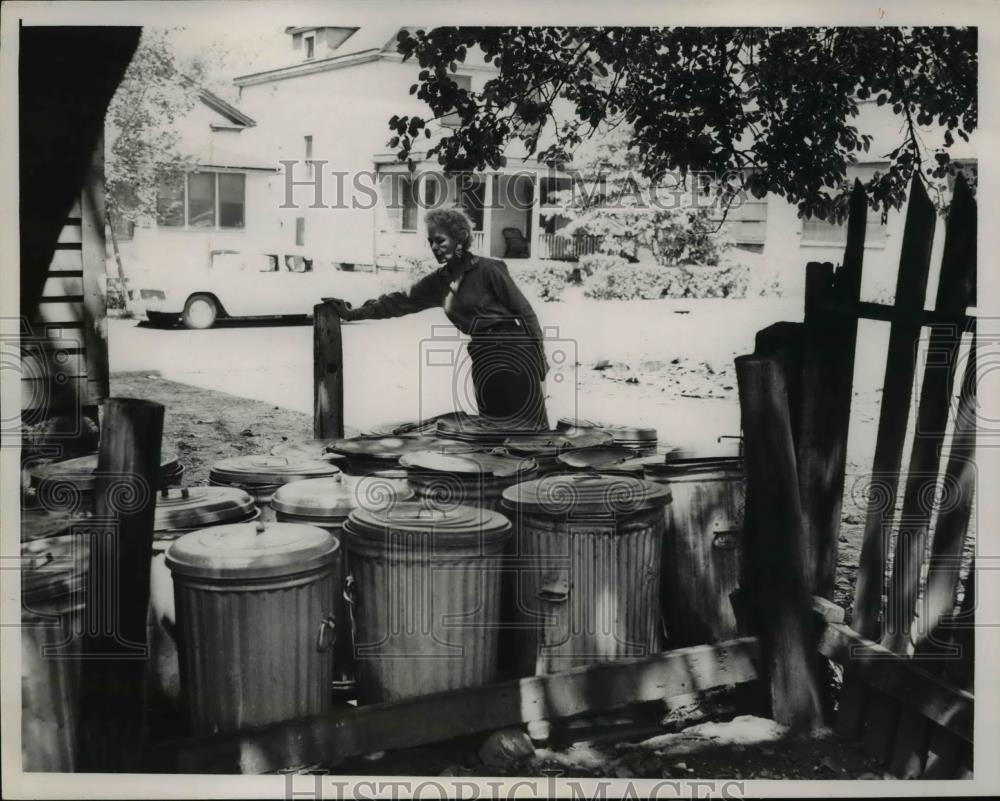 1957 Press Photo Councilman Suzy Gallagher at yard - Historic Images