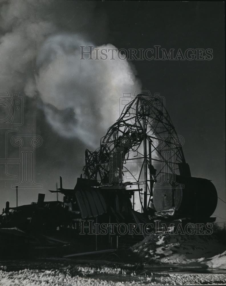 1940 Press Photo View of a exploded Oil well in Bay City Michigan - Historic Images
