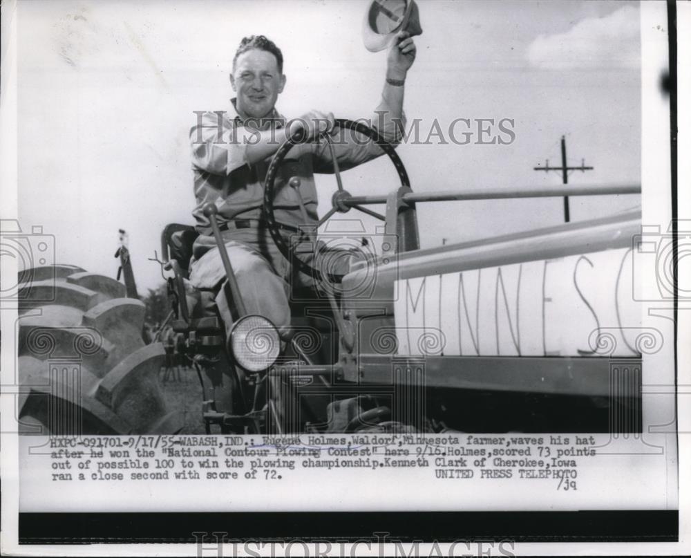 1955 Press Photo Minnesota farmer Eugene Holmes waving his hat - Historic Images