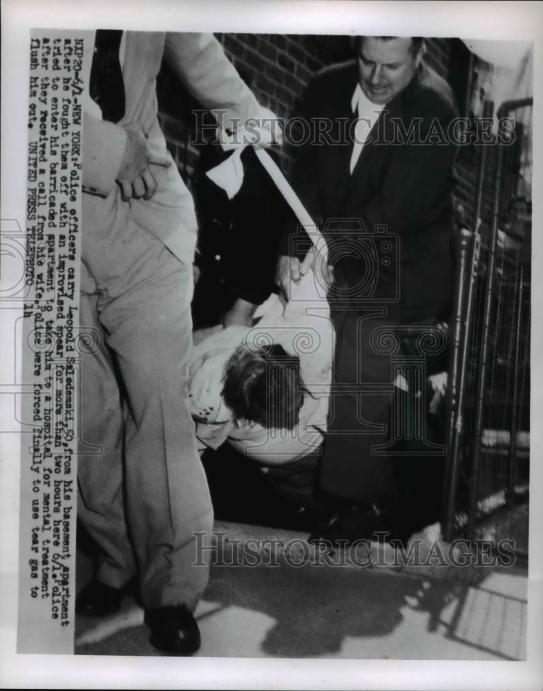 1955 Press Photo Police carry Leopold Saledemski after he fought them with spear - Historic Images