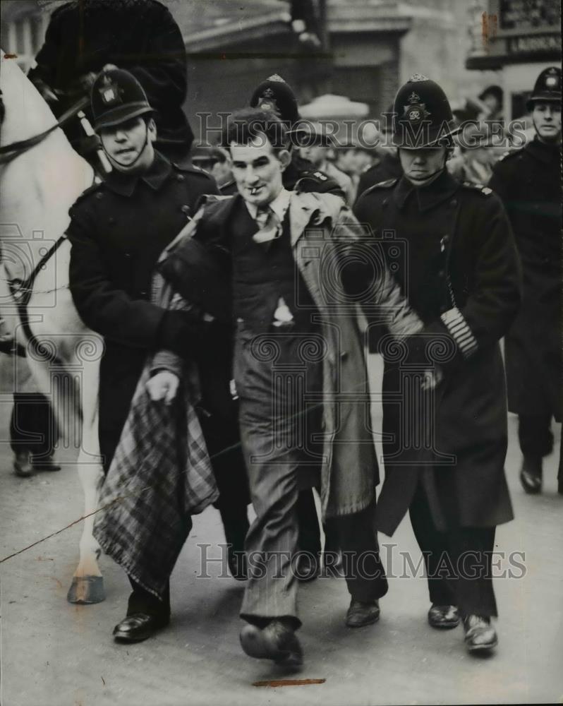 1939 Press Photo Fierce fighting broke out at Victoria Station, London - Historic Images