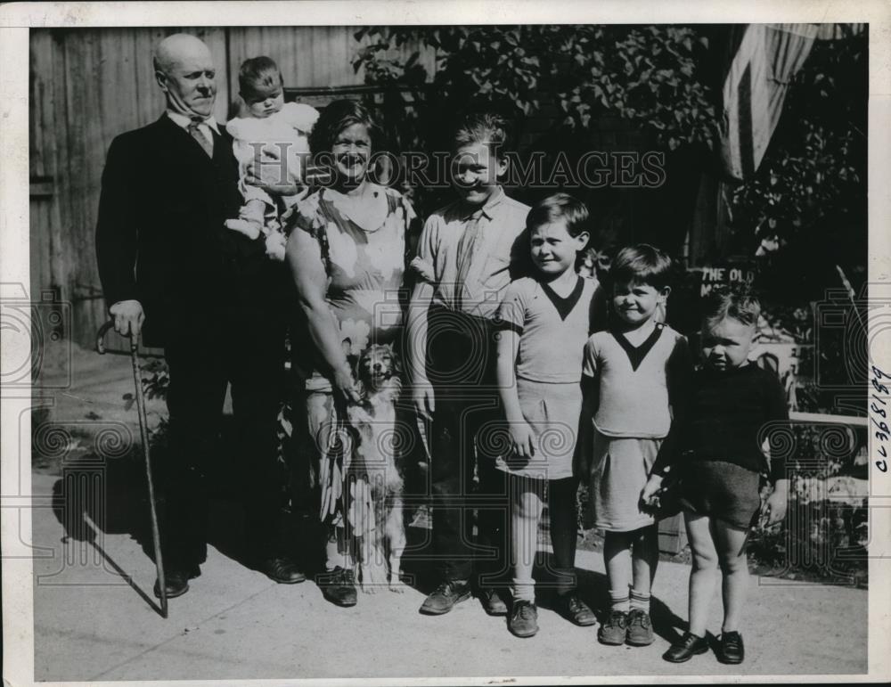 1935 Press Photo Matthew Kenny and part of his family on a sunny day - Historic Images