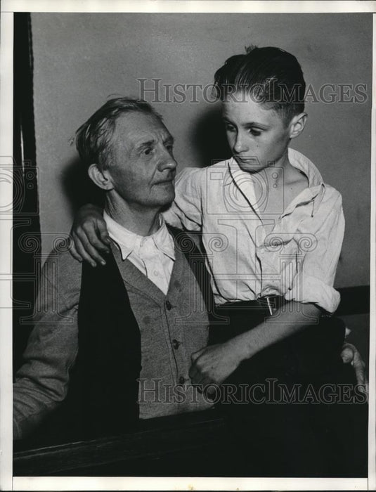 1935 Press Photo Howard Cline telling Warren Cline how he dislikes operation - Historic Images
