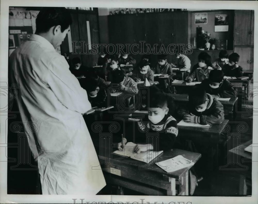 1967 Press Photo Tokyo Children at this school wear masks for protection - Historic Images