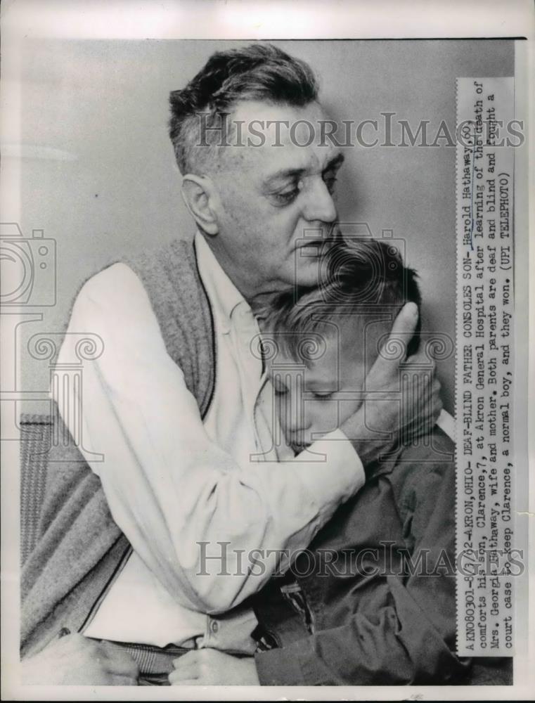 1962 Press Photo Akron Ohio Deaf &amp; Blind Father Harold Hathaway comforts his son - Historic Images