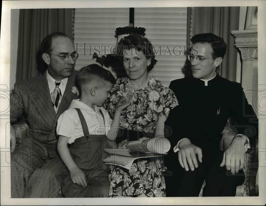 1948 Press Photo Mrs Julius Burger & youngest son Francis, wife of Doctor JA - Historic Images