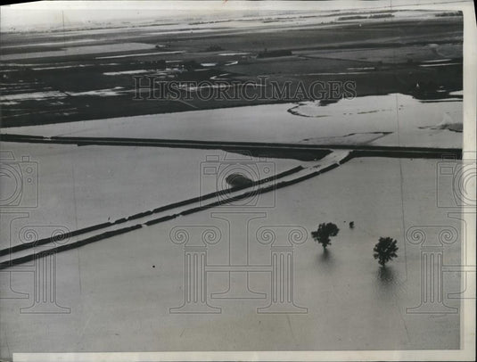 1934 Press Photo Western Iowa drainage canal which has broken through it's dikes - Historic Images