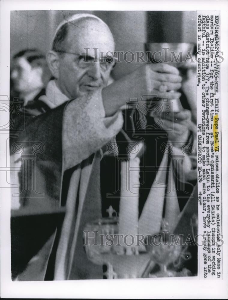1965 Press Photo Pope Paul VI raises chalice to celebrate Holy Mass - Historic Images