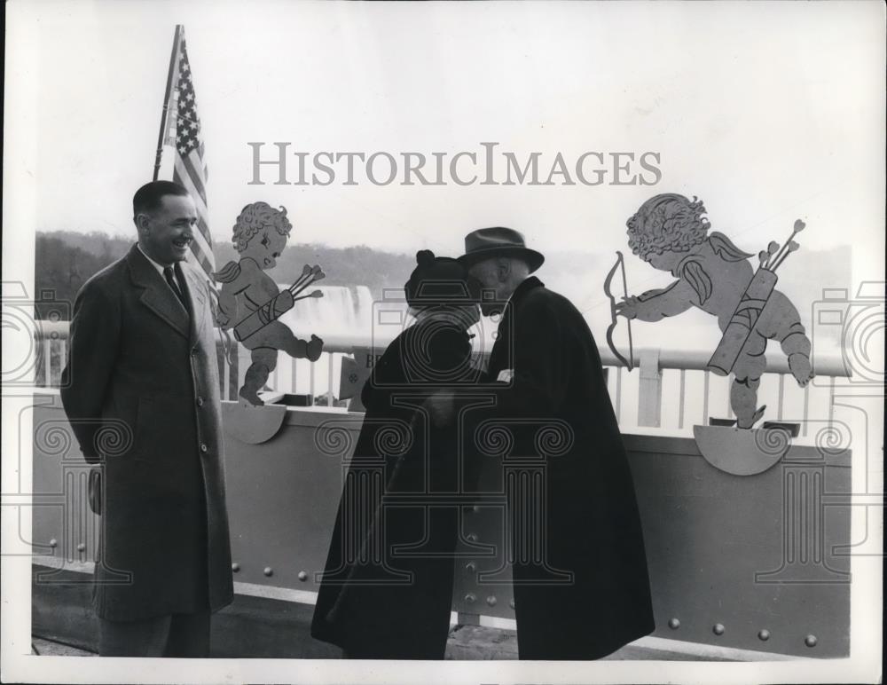 1941 Press Photo Niagara Falls NY Al Praul &amp; wife kiss on Rainbow Bridge - Historic Images