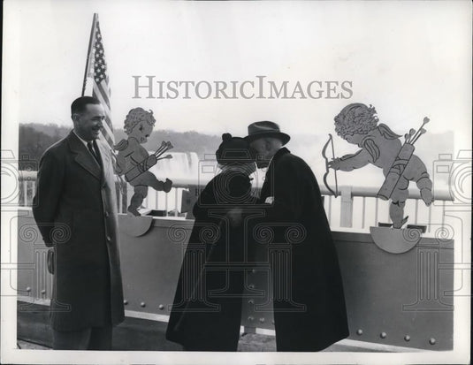 1941 Press Photo Niagara Falls NY Al Praul & wife kiss on Rainbow Bridge - Historic Images