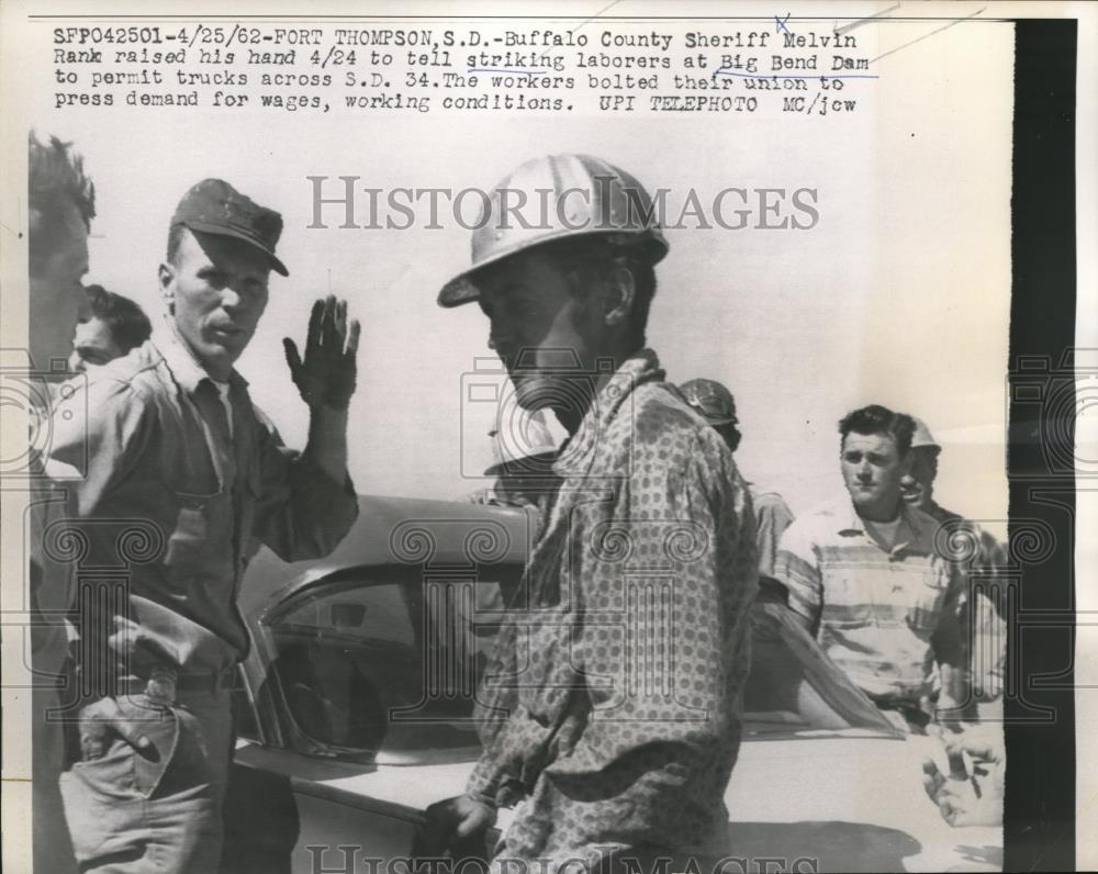 1962 Press Photo Sheriff Talks to Striking Laborers - Historic Images