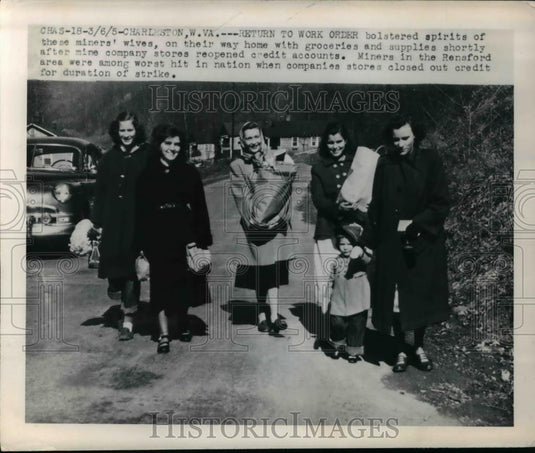1950 Press Photo Miners Wives return home after Mne Co. reopened Credit accounts - Historic Images