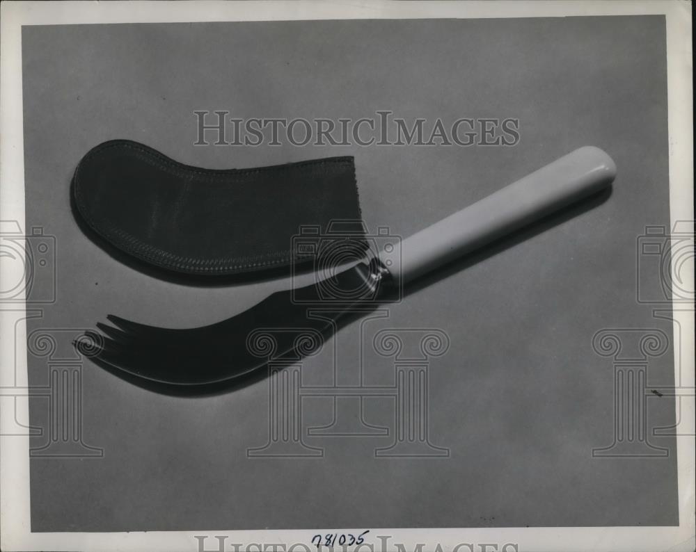 1945 Press Photo Knife fork and its case invented by Edward A. Towlen - Historic Images