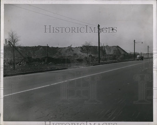 1945 Press Photo Steel Mill slag dump showing nearness to Boulevard - Historic Images