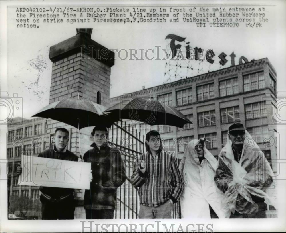 1967 Press Photo The picket in front of the Firestone Tire and Rubber Plant - Historic Images