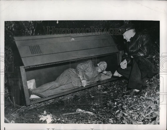1949 Press Photo Pittsburgh Pa Anthony Mangold living in metal locker - Historic Images